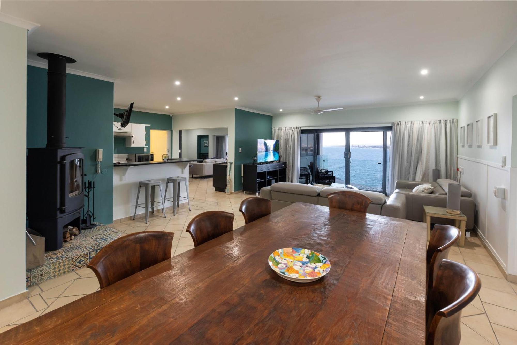 Ocean Views, Sleeps 6 In 3 Bedrooms, 3 Bathrooms *