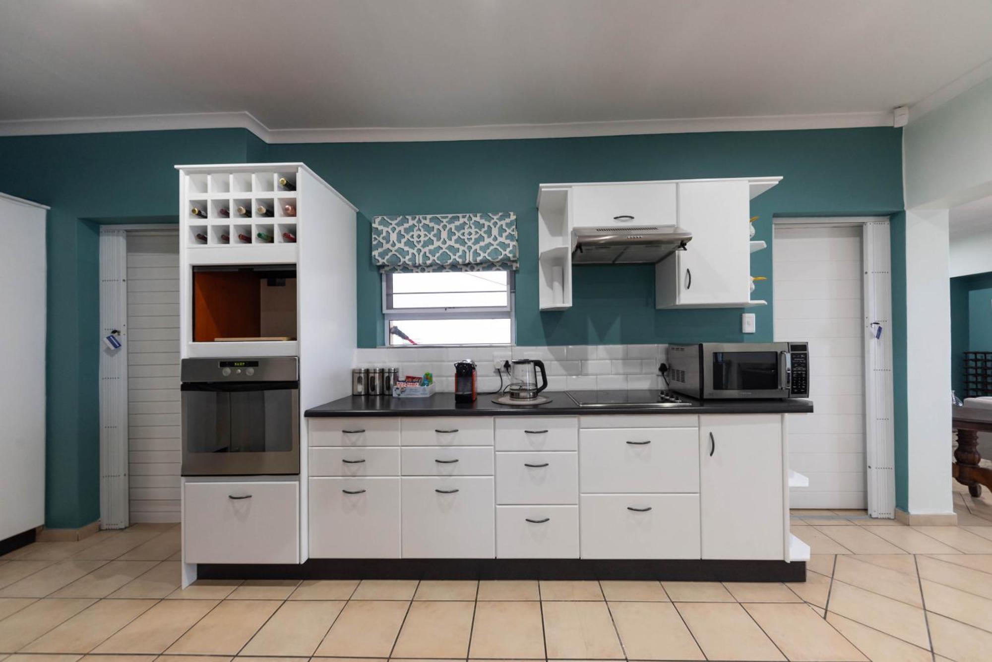 Ocean Views, Sleeps 6 In 3 Bedrooms, 3 Bathrooms *