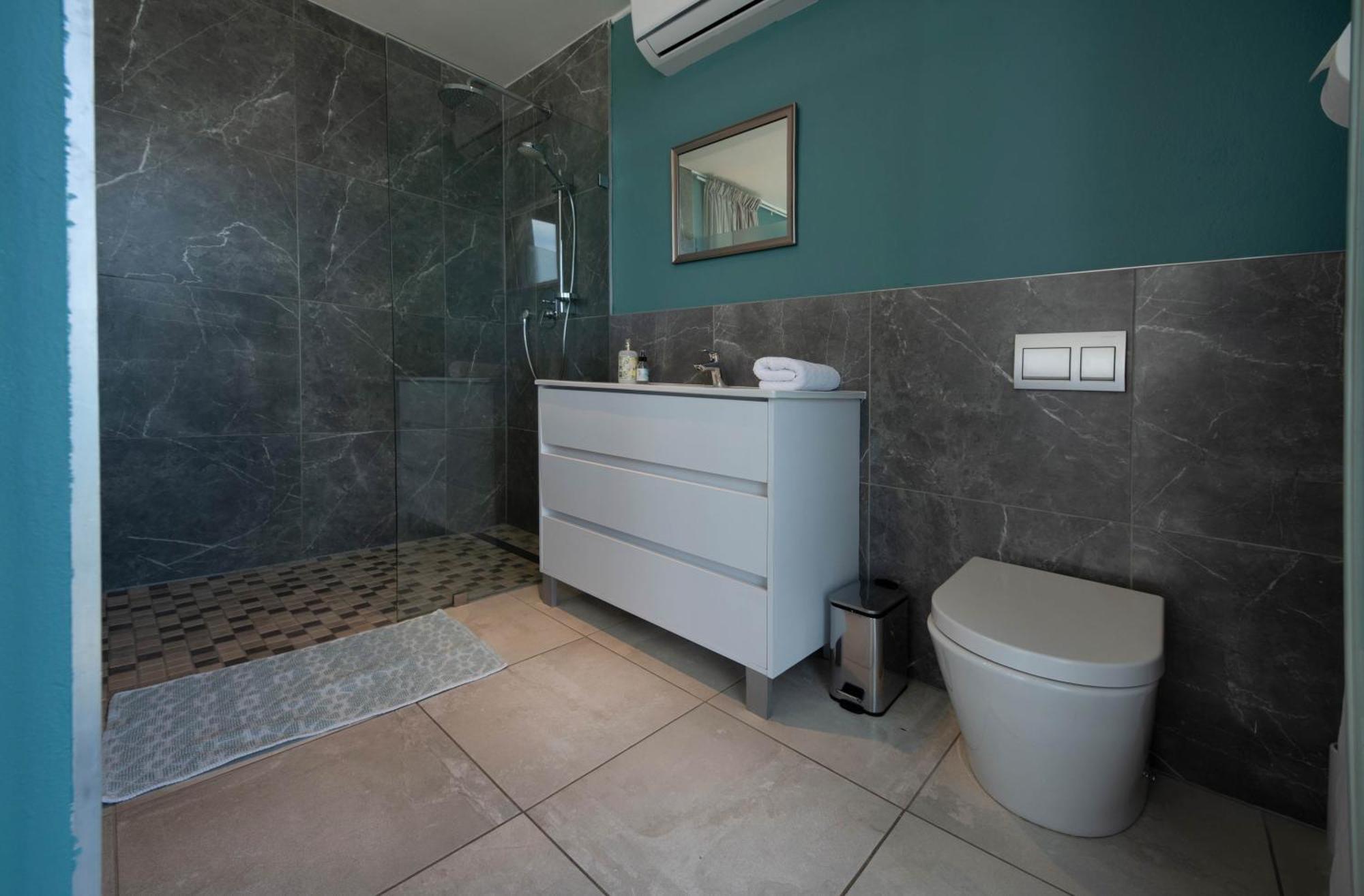 Appartement Ocean Views, Sleeps 6 In 3 Bedrooms, 3 Bathrooms Le Cap
