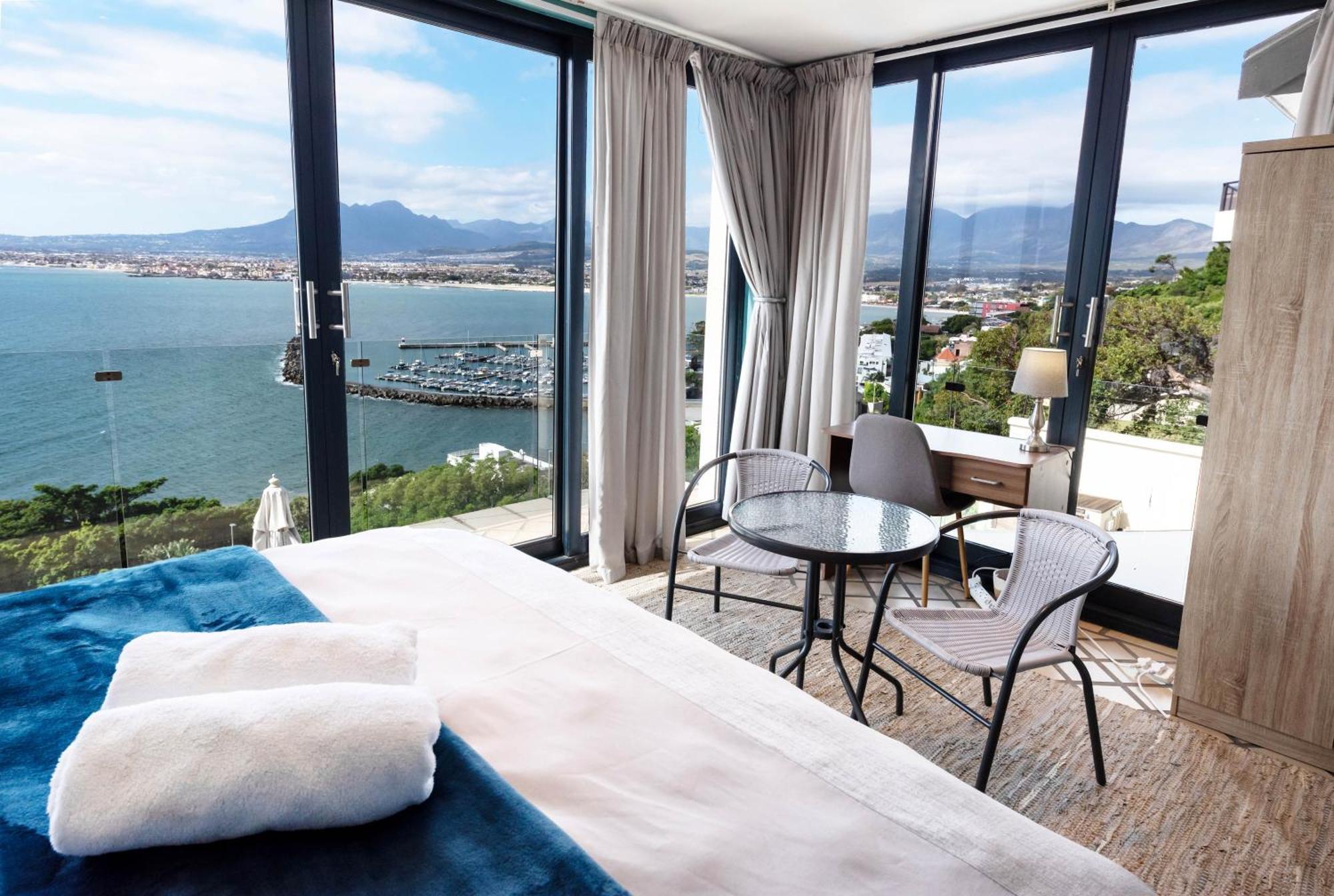 Ocean Views, Sleeps 6 In 3 Bedrooms, 3 Bathrooms Le Cap