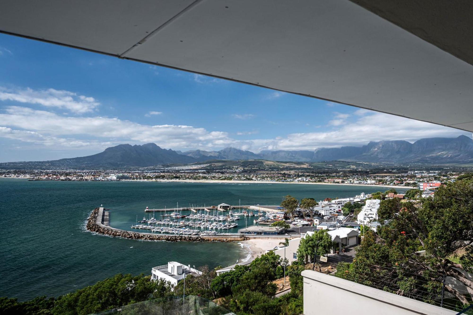 Ocean Views, Sleeps 6 In 3 Bedrooms, 3 Bathrooms Le Cap
